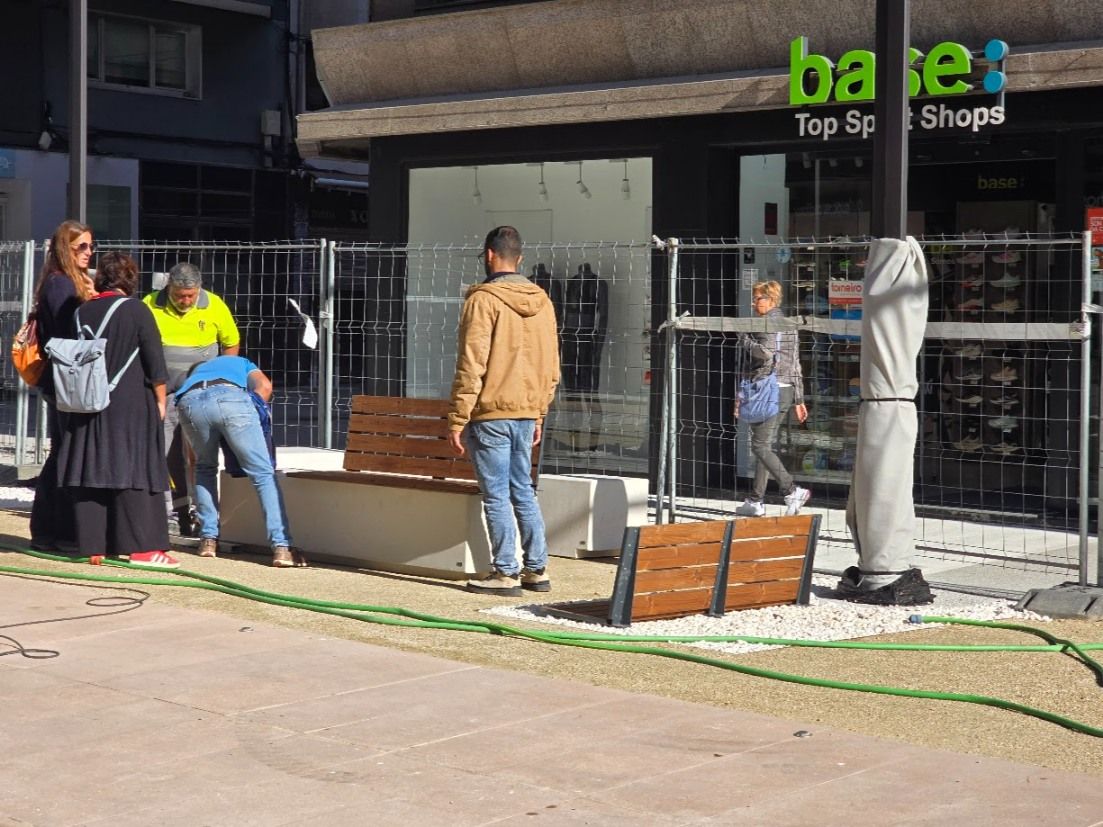 La calle de Clara Campoamor, antes Conde Vallelano, afronta la instalación de mobiliario y la plantación de jacarandas.