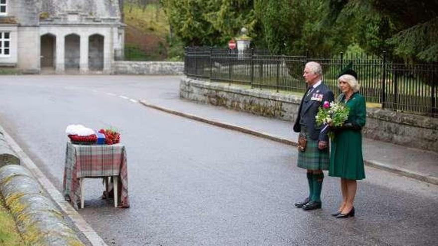 El príncipe Carlos y Camilla, ayer en Escocia.