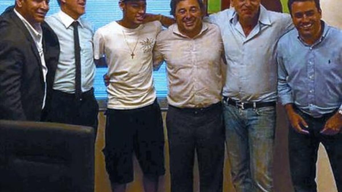 De izquierda a derecha: Neymar padre, Wagner Ribeiro (agente del jugador), Neymar, Raúl Sanllehí (director de fútbol del Barça), André Cury (agente del Barça en Sudamérica) y Marcos Malaquías (agente de la familia Da Silva).