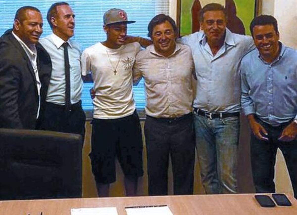 D’esquerra a dreta: Neymar pare, Wagner Ribeiro (agent del jugador), Neymar, Raúl Sanllehí (director de futbol del Barça), André Cury (agent del Barça a Sud-amèrica) i Marcos Malaquías (agent de la família Da Silva).