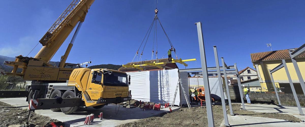 Arranca en Sabarís la instalación de los apartamentos modulares.