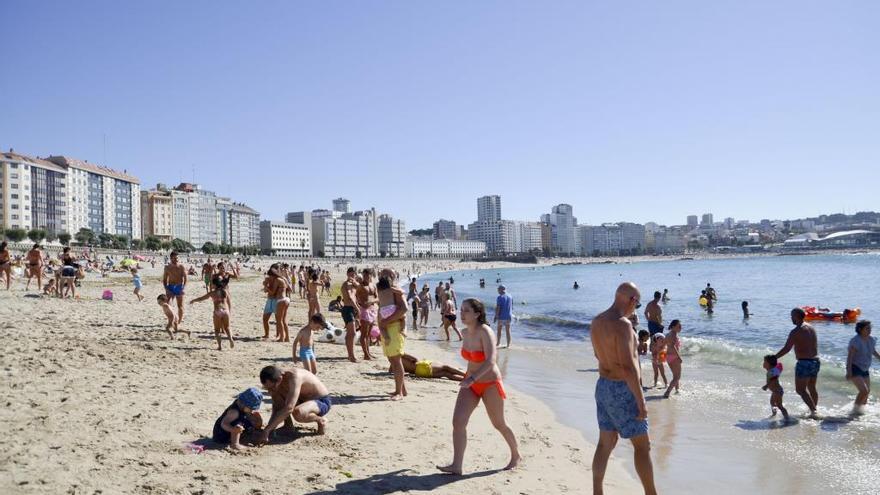 La playa coruñesa del Orzán un día soleado.