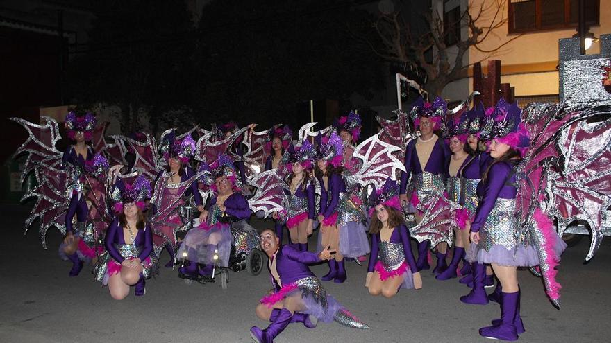 El Carnaval brilla en Alcalà tras el cambio de fecha por el viento