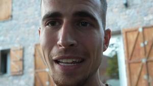 Arnau (25 años) vive aislado en la montaña y expone algunos problemas de la vida autosuficiente.