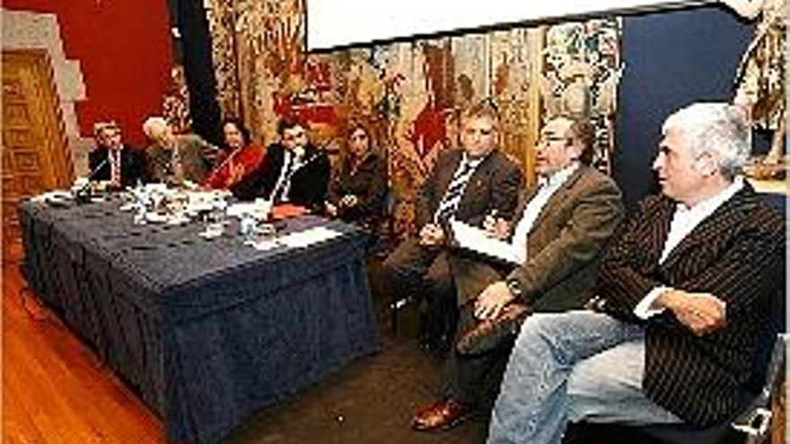 La taula de debat celebrada ahir durant la jornada de la UdG.