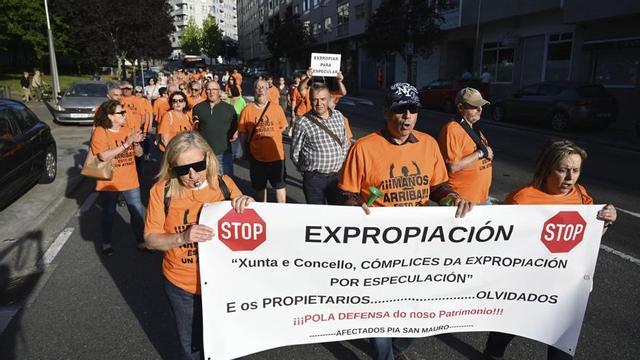 Manifestación de los vecinos afectados por el PIA de San Amaro, ayer, por el centro de Pontevedra. | RAFA VÁZQUEZ