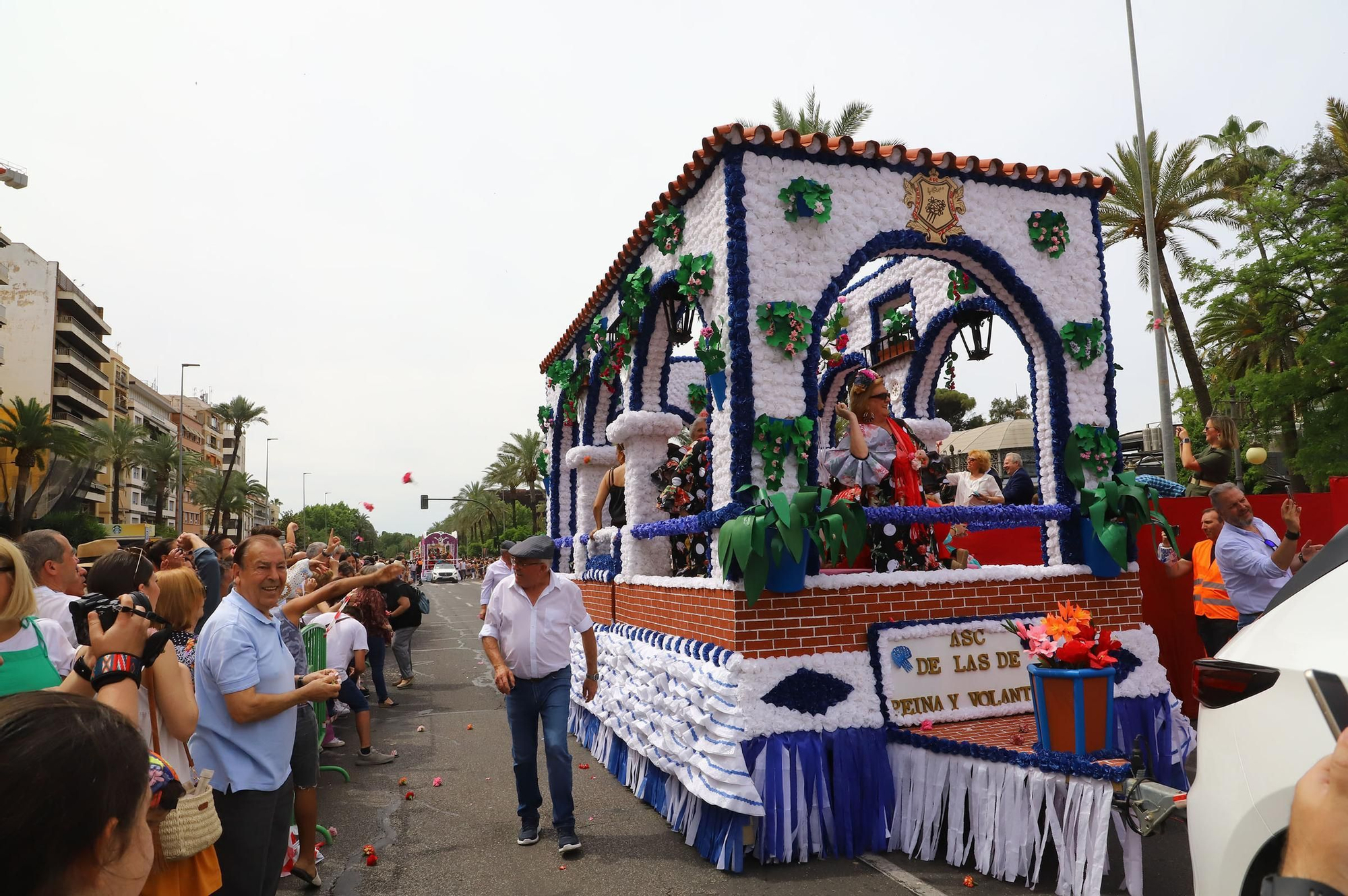 La Batalla de las Flores abre el Mayo festivo en Córdoba con 90.000 claveles