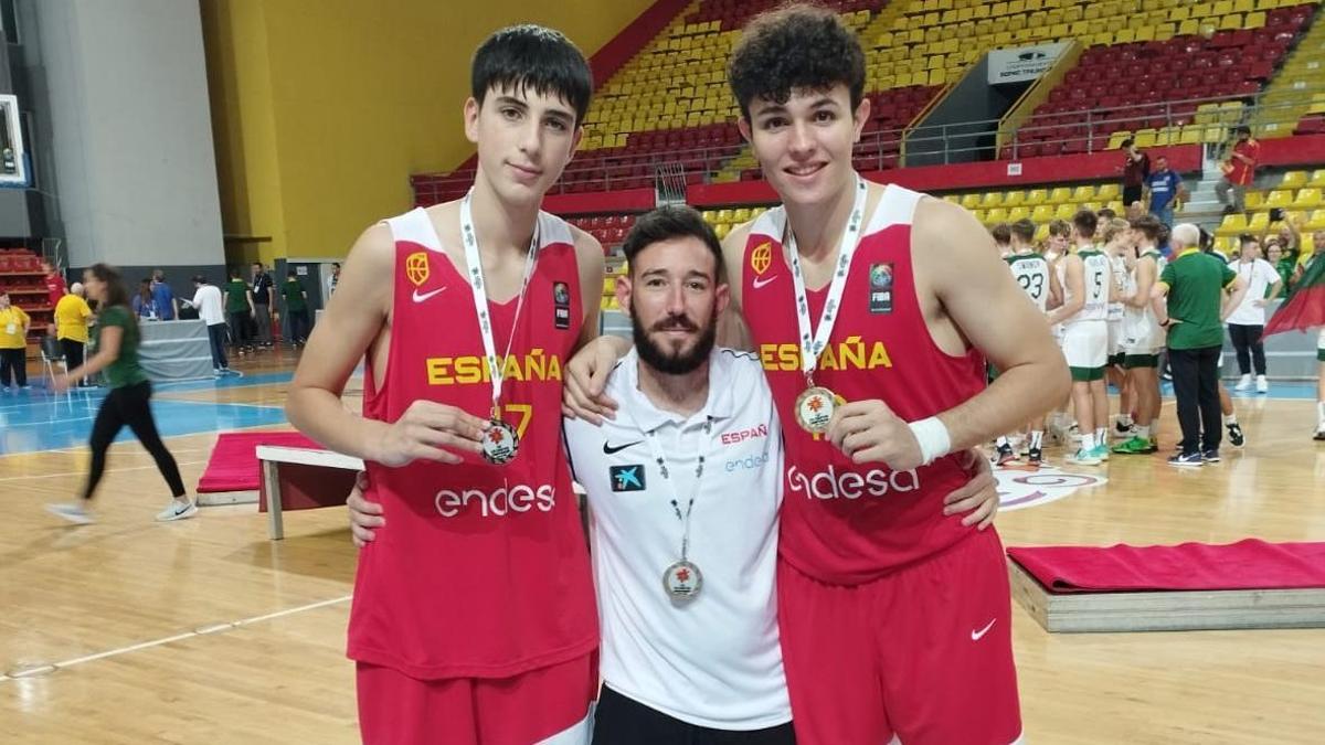 Nico Gómez, Borja Ricart y Jorge Carot, con sus medallas de plata