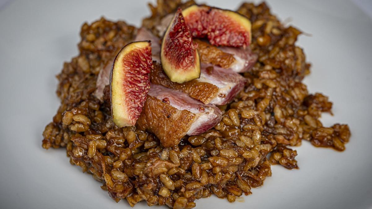 Un plato de arroz con pato e higos de Casa Amàlia.