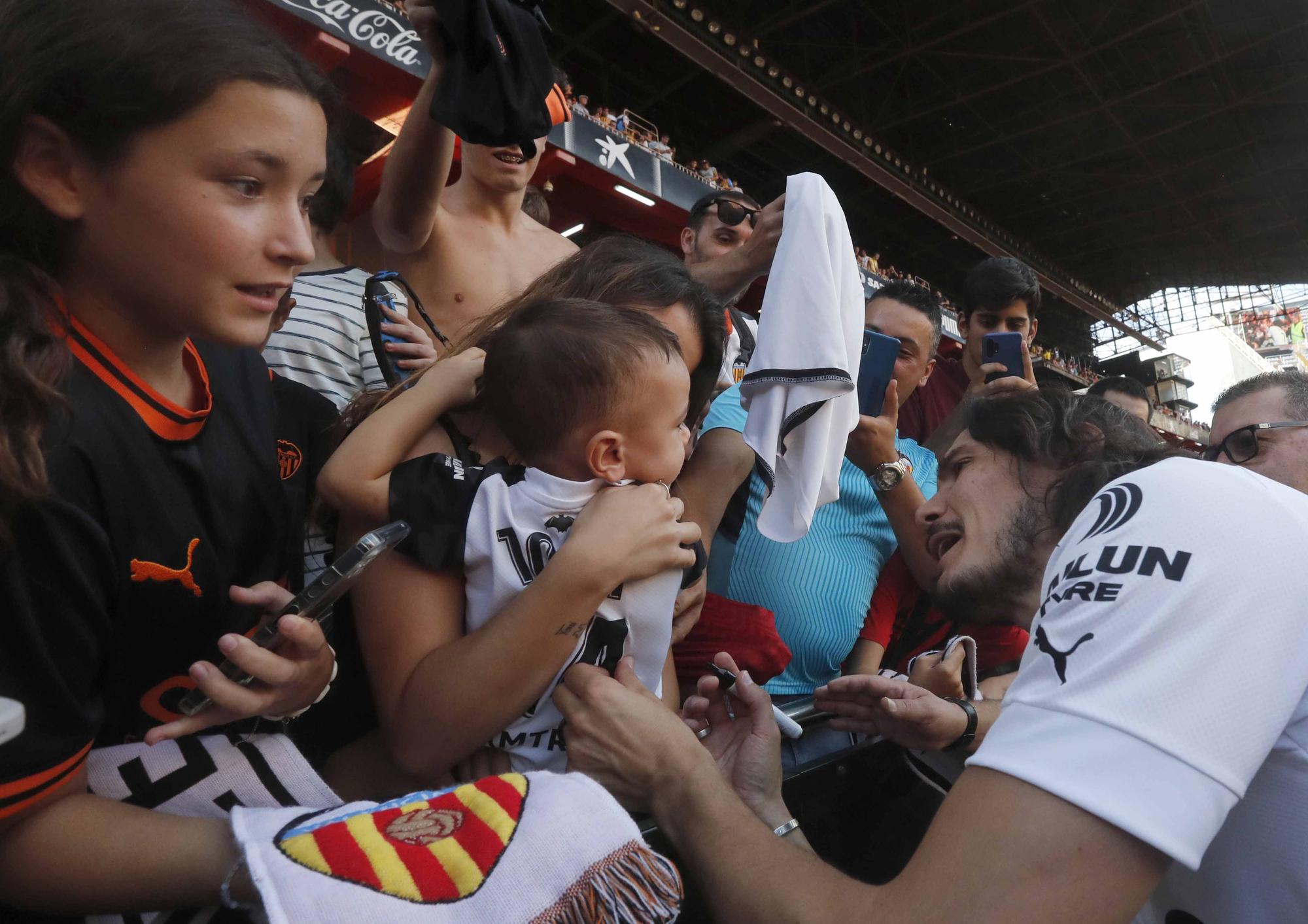 'Cavanimanía': Locura de la afición para dar la bienvenida a los fichajes del Valencia