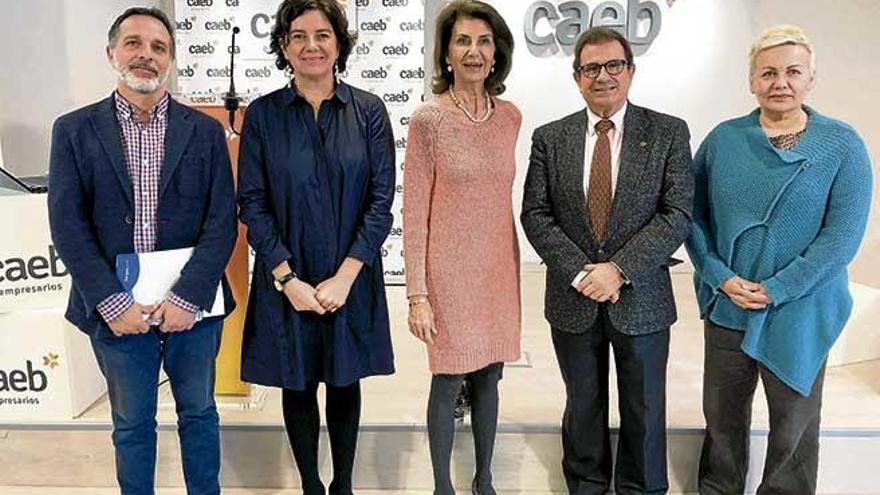 Carmen Planas (c), María del Mar Socías (2i) y Llorenç Huguet (2d), ayer.