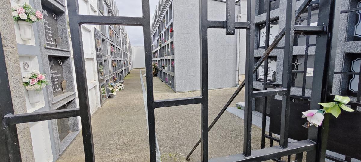 La puerta de acceso al cementerio.