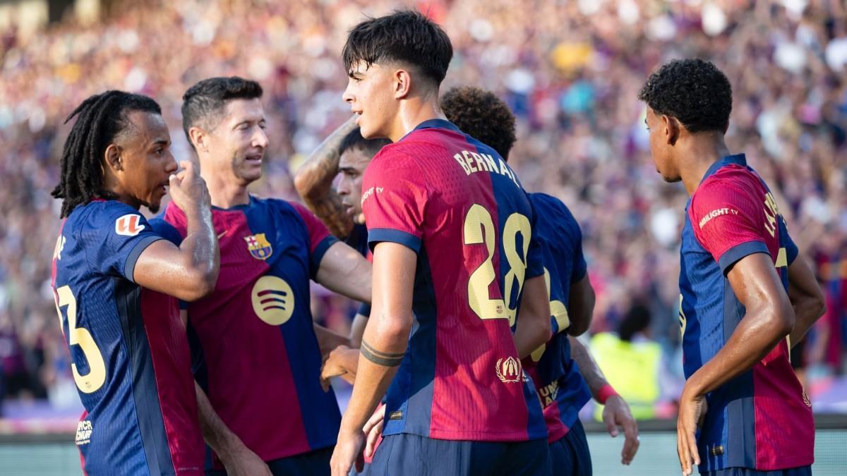 Lamine y Bernal celebran con Lewi y Koundé un gol contra el Athletic