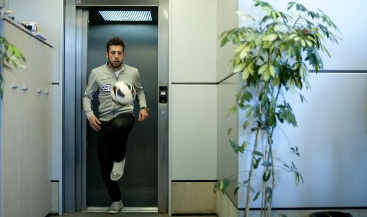 Jordi Alba se sincera i parla de la seva infància, unida al futbol.