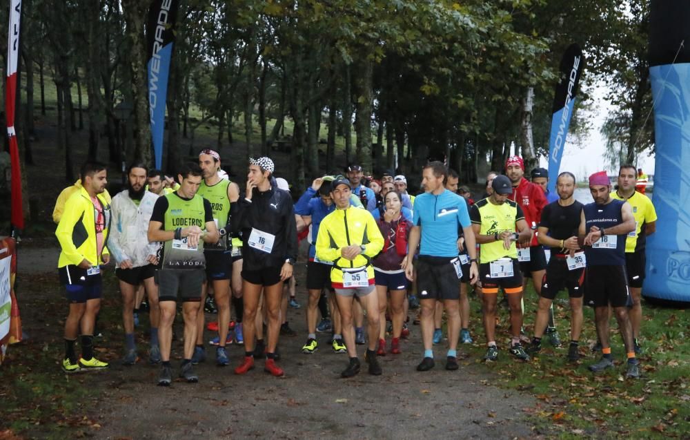 Decenas de personas participan en el Trail Montes de Vigo, con dos recorridos en el entorno del Monte dos Pozos de 23 y 13 kilómetros. También se celebró una andaina de 7 kilómetros.