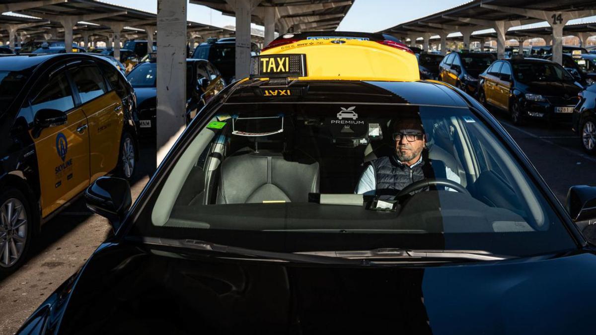 Cues de taxis a la  sortida de l’aeroport  de Barcelona, al  Prat de Llobregat.  | MARC ASENSIO CLUPÉS