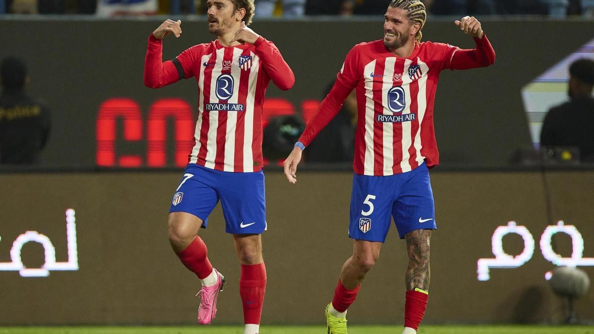 Griezmann celebra su gol contra el Real Madrid en la semifinal de la Supercopa con De Paul.