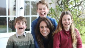 Primera fotografía de Kate Middleton con sus hijos tras ser sometida a una operación quirúrgica