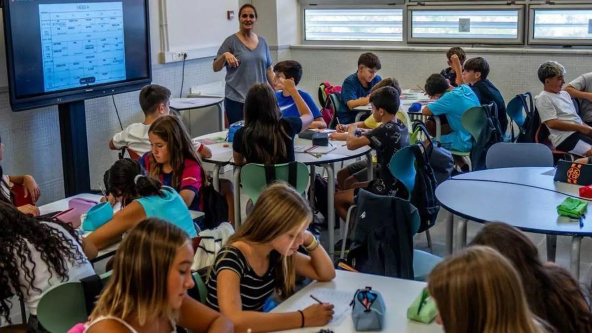 Una docente en un aula durante una clase.