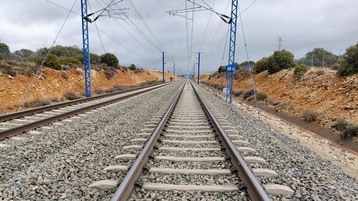 Tramo de la línea de alta velocidad entre Madrid y Zaragoza que se va a renovar, a la altura de Calatayud.