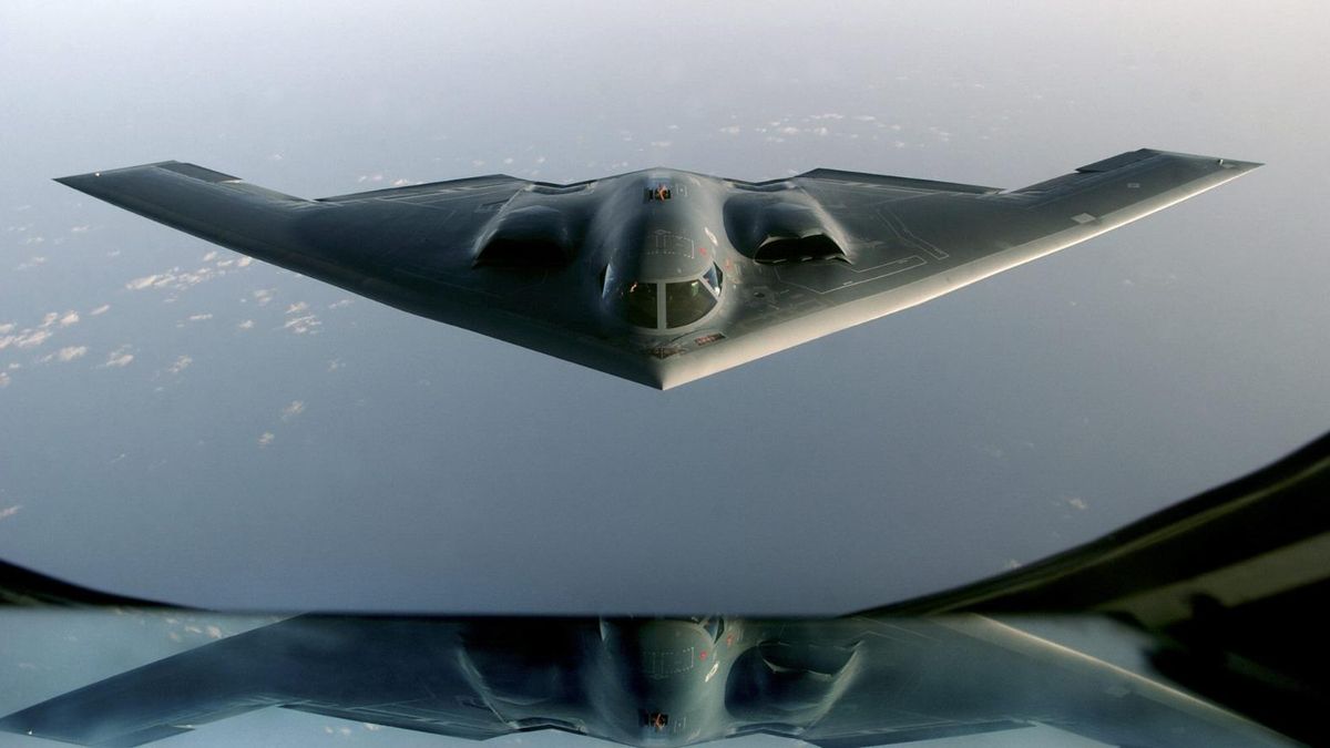 Un bombardero B-2, visto desde la ventana de un avión de reabastecimiento sobre el océano Índico.