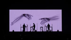 Los miembros de Moderat, durante una de sus actuaciones en directo acompañados de sus visuales. 