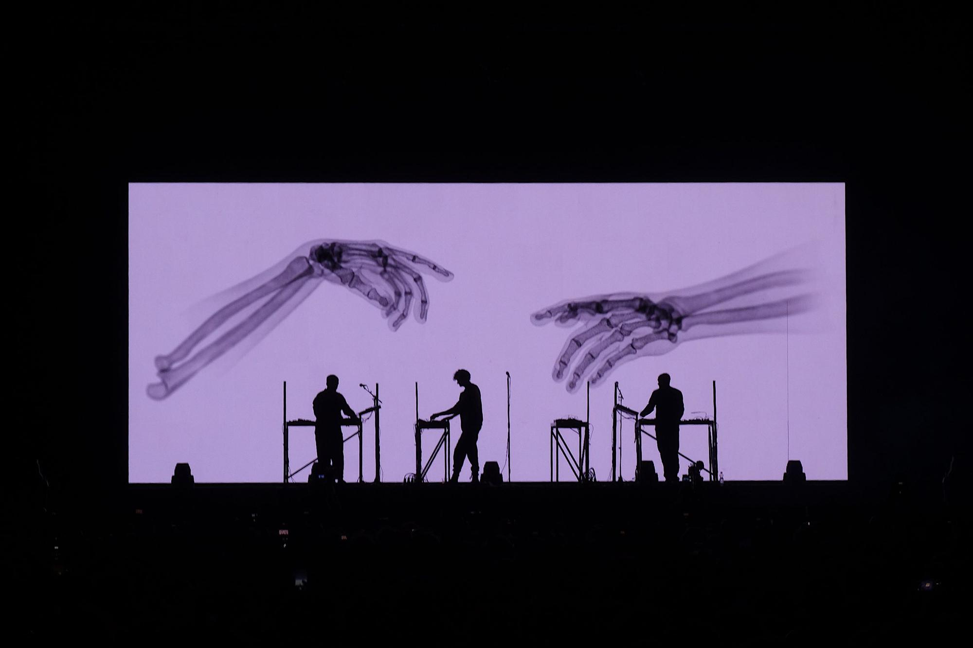 Los miembros de Moderat, durante una de sus actuaciones en directo acompañados de sus visuales.