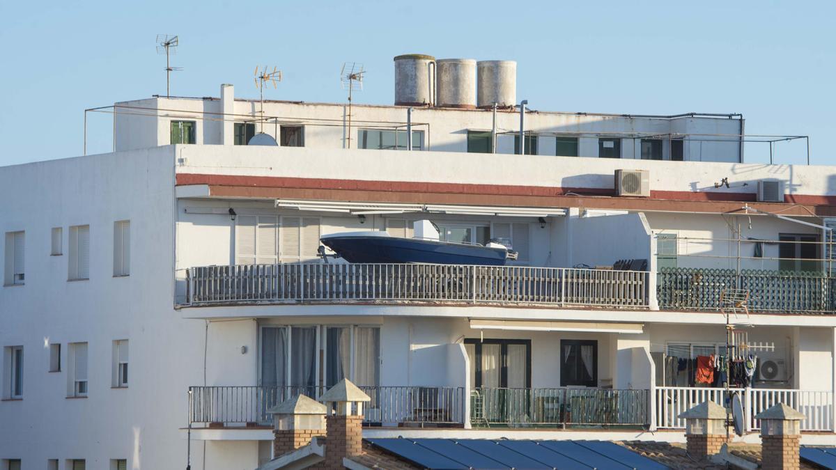 Sube la lancha a su piso de la tercera planta para ahorrar el coste de amarre.