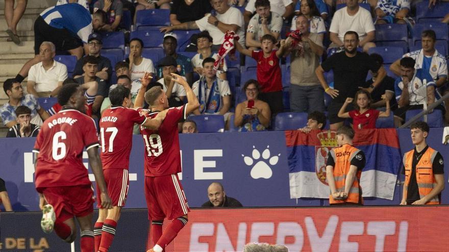 Al Sevilla se le escapan los tres puntos en el descuento, pero sobrevive con uno menos ante el Espanyol (1-1)