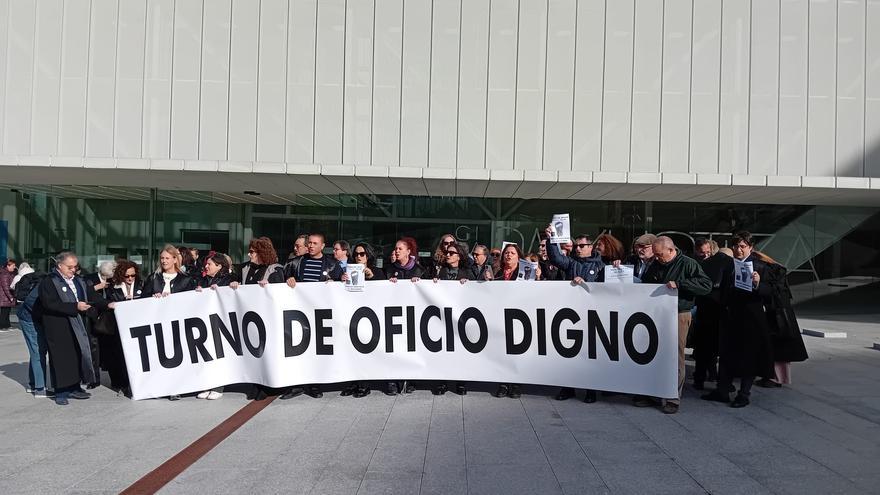 Abogados y procuradores se concentran ante la Ciudad de la Justicia en la primera jornada de huelga