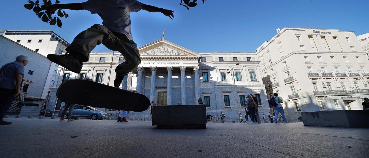Joven haciendo skate frente al Congreso de los Diputados