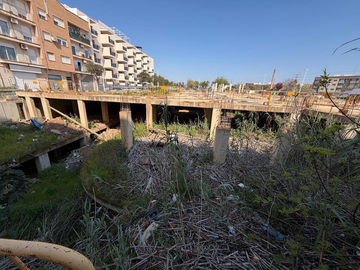 La estructura de dos sótanos a medio construir en un solar de Catarroja.