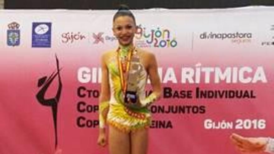 Kira Dalúa brilla en el Nacional base de Gijón