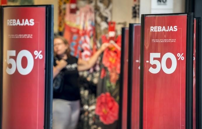 LAS PALMAS DE GRAN CANARIA A 30/06/2017. Rebajas de verano en las tiendas de la zona comercial de Triana. FOTO: J.PÉREZ CURBELO