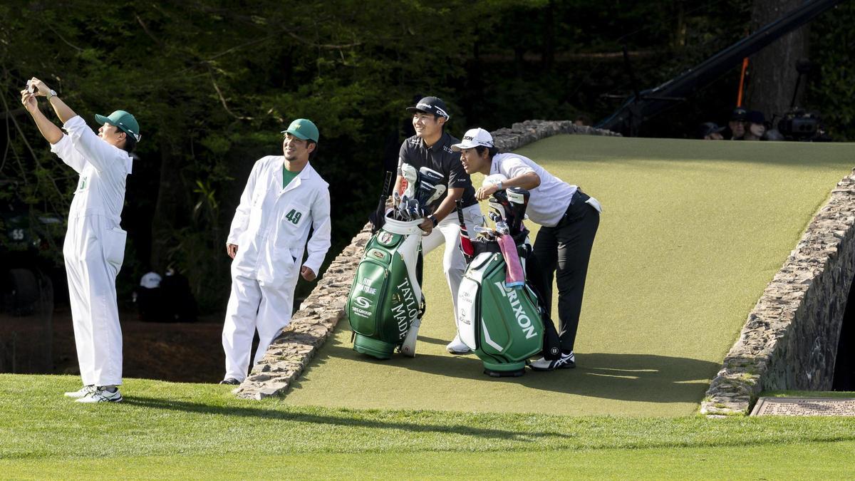 Un caddie hace un selfi con los japoneses Hideki Matsuyama y Ryo Hisatsune y el otro caddie