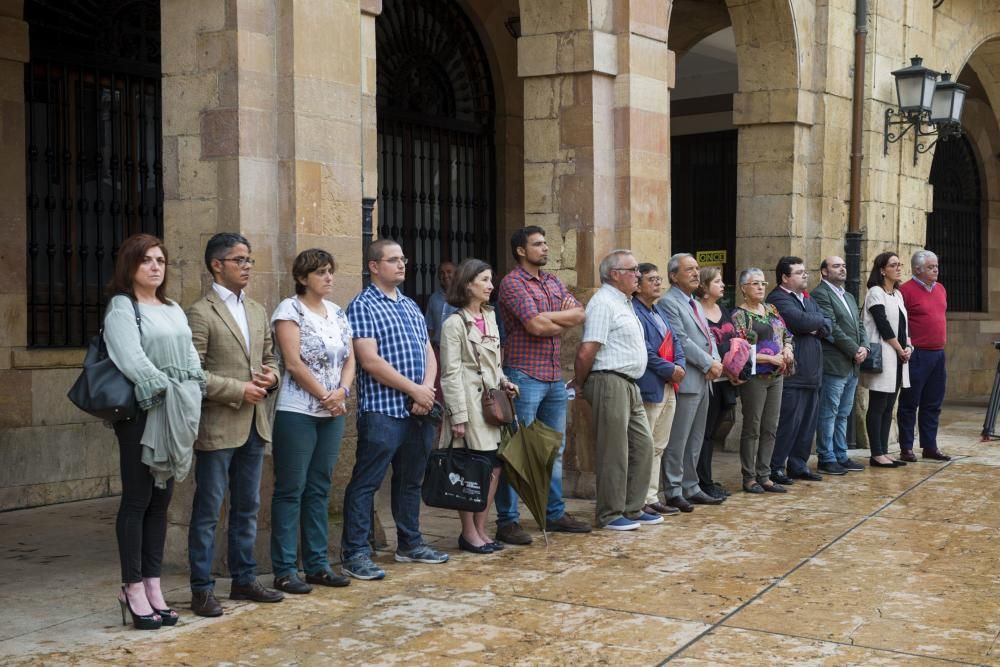 Minuto de silencio en el Ayuntamiento de Oviedo por las víctimas de la violencia machista