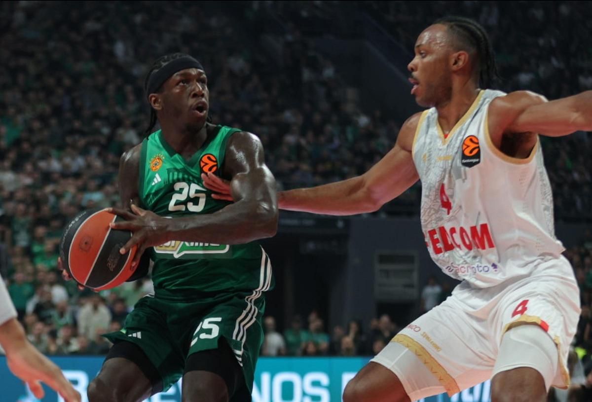 Blossomgame defiende durante el Panathinaikos - Monaco