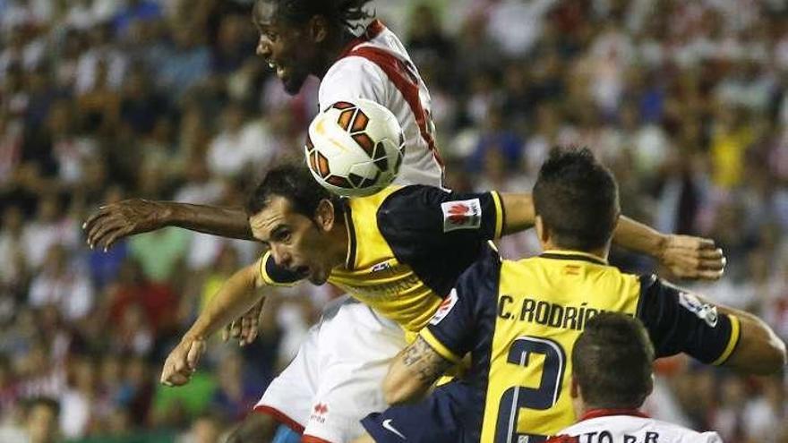 Abdouyale Ba salta sobre Godín en un Rayo-Atlético de Madrid.