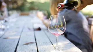 ¿Es el vino el secreto de la longevidad? El potente antioxidante que contiene y la inesperada opinión de los expertos sobre "beber 10 litros de vino al día"