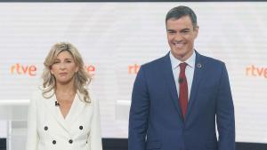 Yolanda Díaz y Pedro Sánchez, en el debate electoral de RTVE.