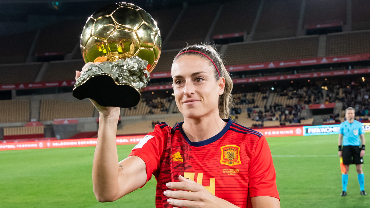 Alexia Putellas muestra el Balón de Oro a la afición de La Cartuja 