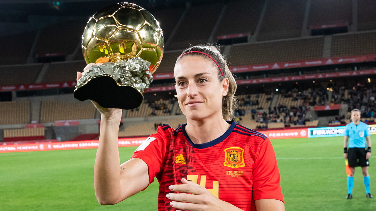 Alexia Putellas muestra el Balón de Oro a la afición de La Cartuja