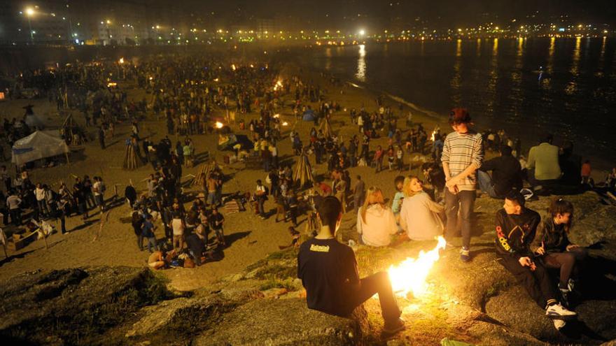 Hogueras de la noche de San Juan en las playas de A Coruña.