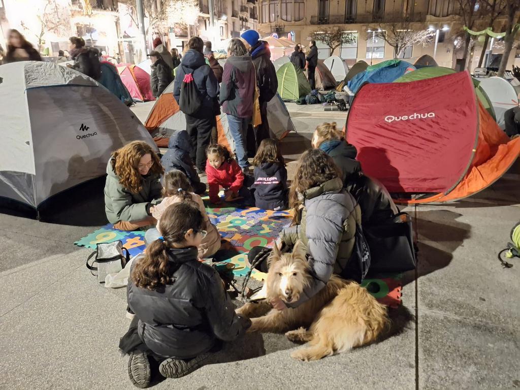 VÍDEO | La PAHC acampa a la plaça Sant Domènec de Manresa