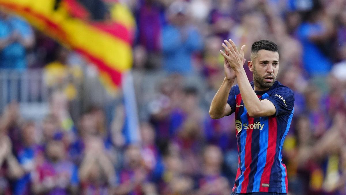 El defensa del Barcelona Jordi Alba se despide entre lágrimas de la afición culé durante el encuentro correspondiente a la jornada 37 de Primera División ante el Mallorca disputado este domingo en el Camp Nou