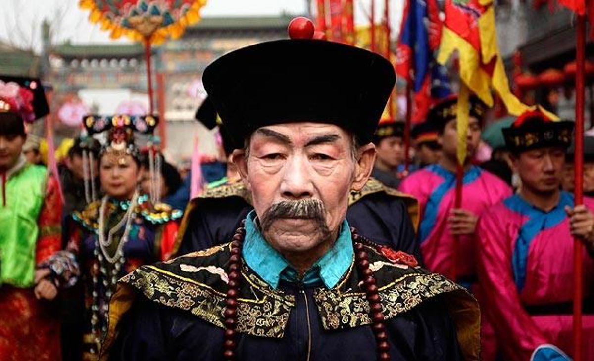 Un home vestit com un alt funcionari de la dinastia Qing (1644-1911) participa en un espectacle per celebrar el Festival dels Fanals, durant l’últim dia de les celebracions xineses de l’Any Nou Lunar, a Pequín.