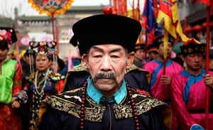 Un home vestit com un alt funcionari de la dinastia Qing (1644-1911) participa en un espectacle per celebrar el Festival dels Fanals, durant l’últim dia de les celebracions xineses de l’Any Nou Lunar, a Pequín.