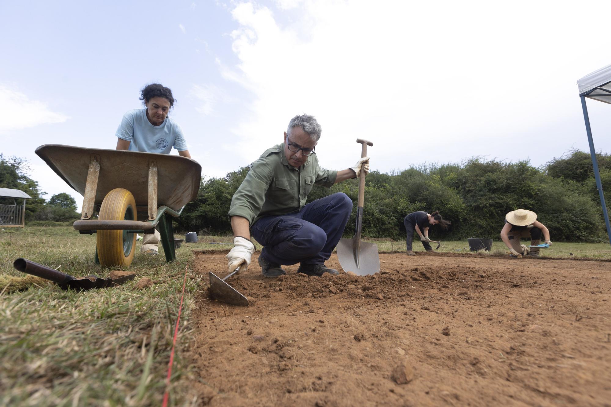 En imágenes: Así buscan los arqueólogos  la calzada romana que conectaba con la villa de La Estaca