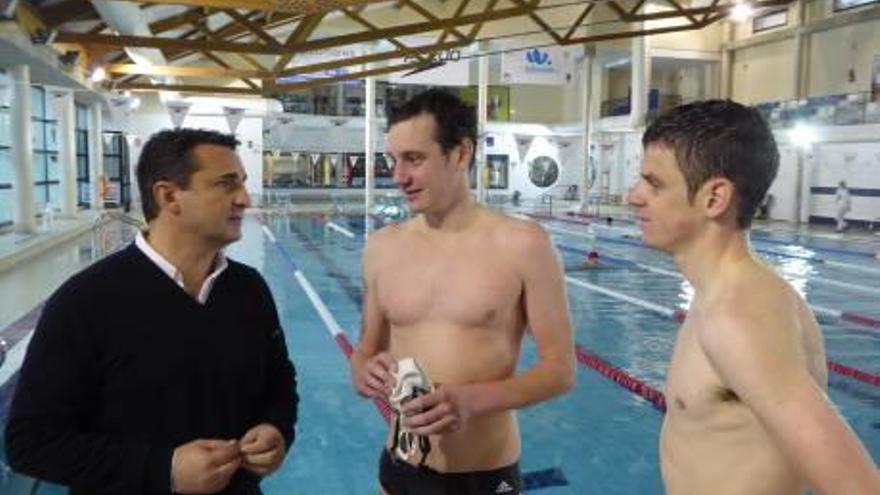 Los hermanos Brownlee junto al alcalde de La Nucía, ayer