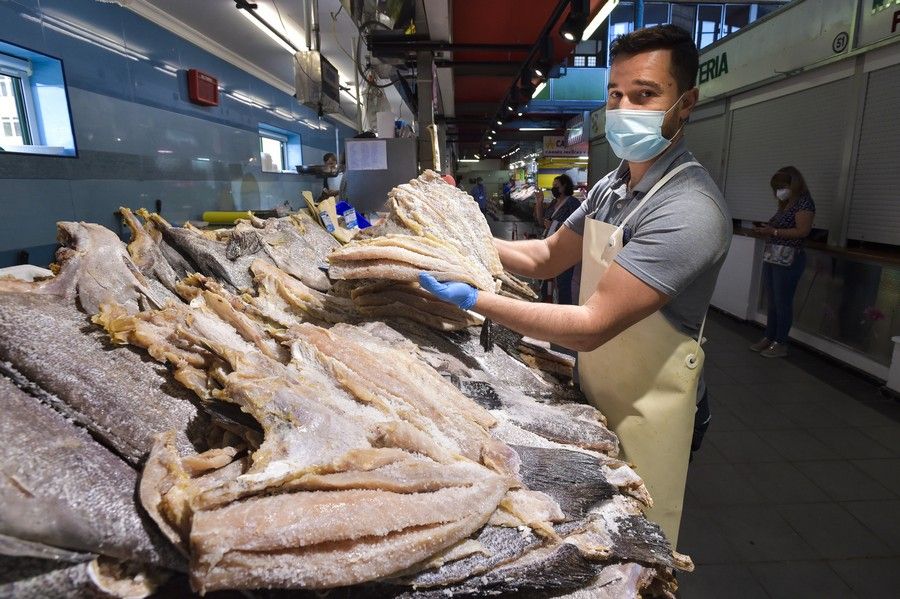 Jueves Santo en los mercados de la capital grancanaria